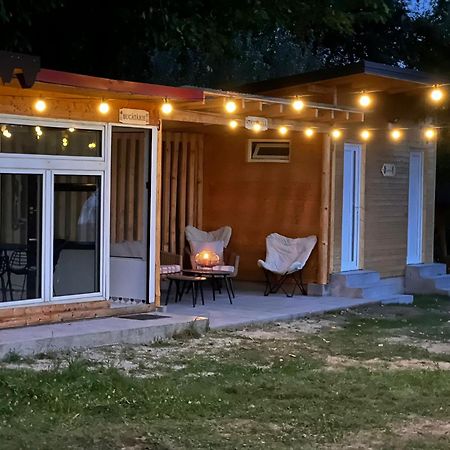 The Frog Glamping Hotel Horezu Eksteriør billede