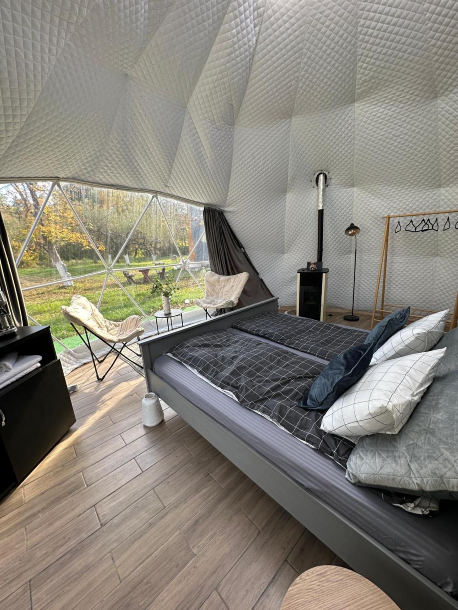 The Frog Glamping Hotel Horezu Eksteriør billede