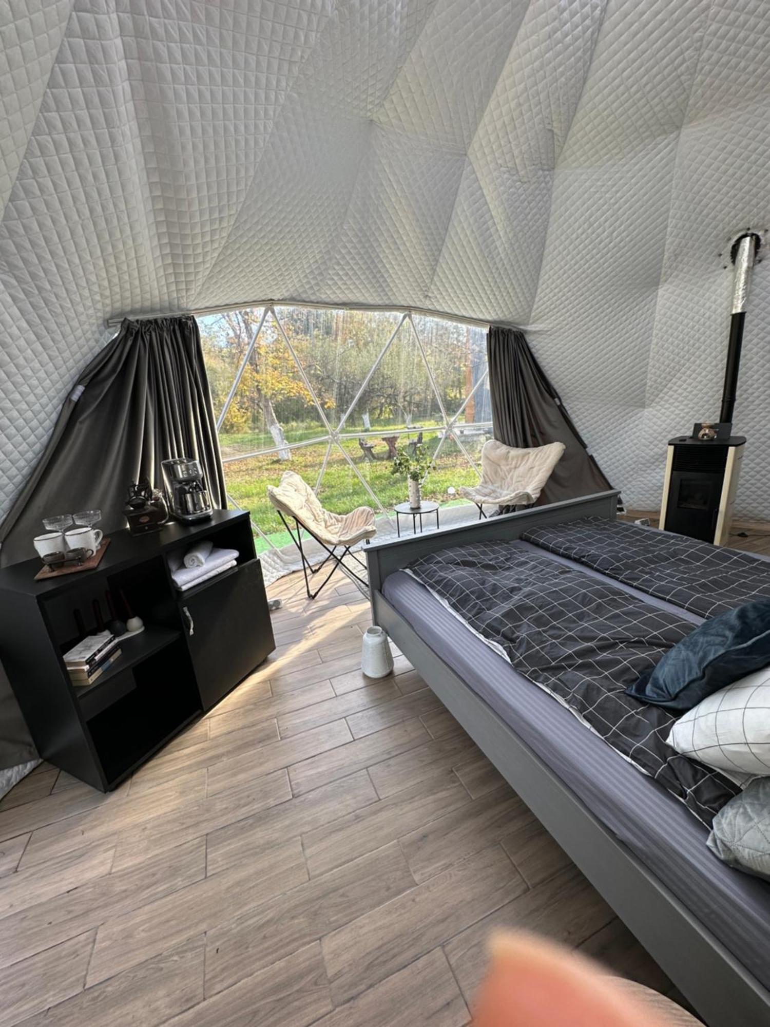 The Frog Glamping Hotel Horezu Eksteriør billede
