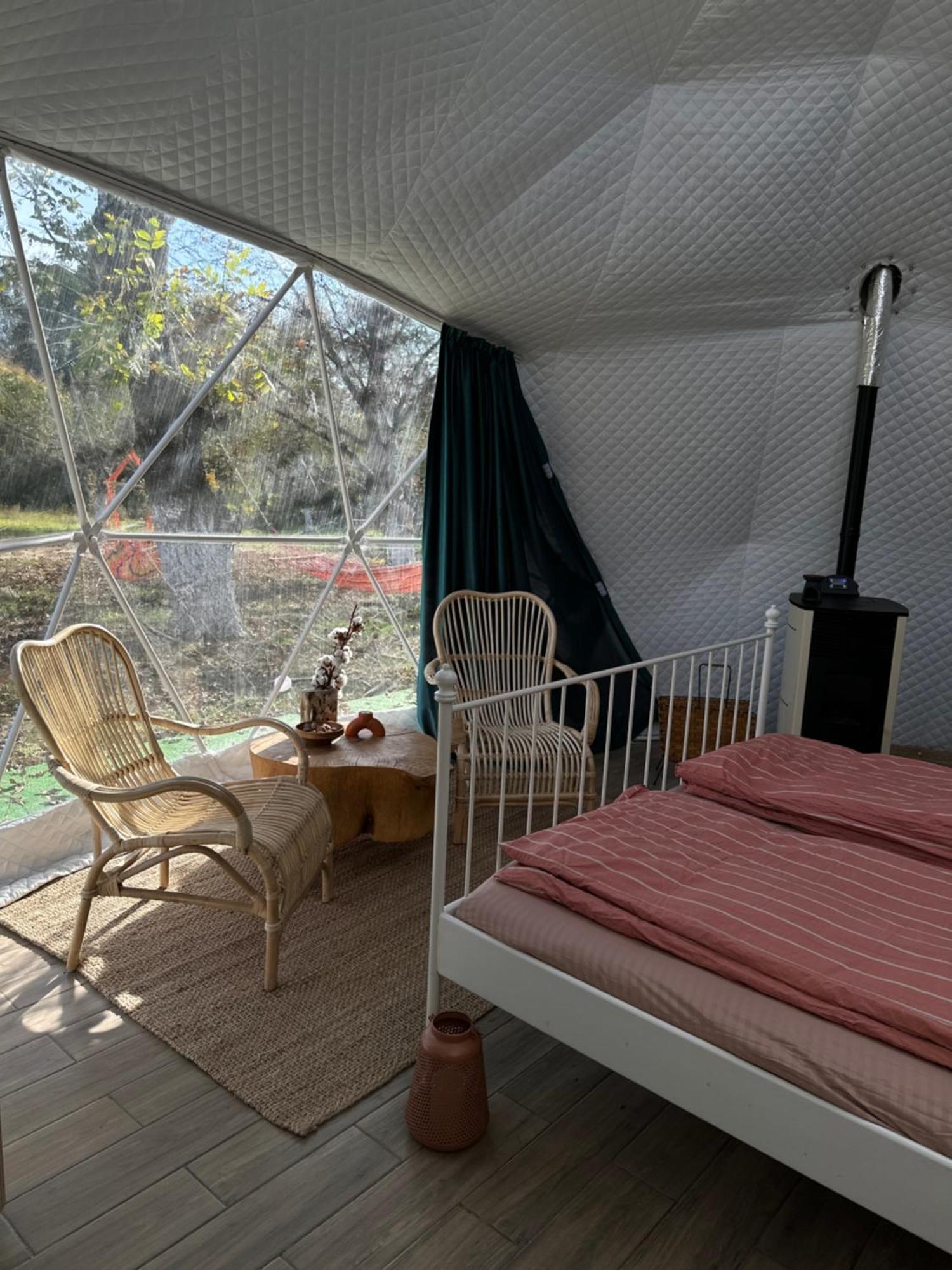 The Frog Glamping Hotel Horezu Eksteriør billede