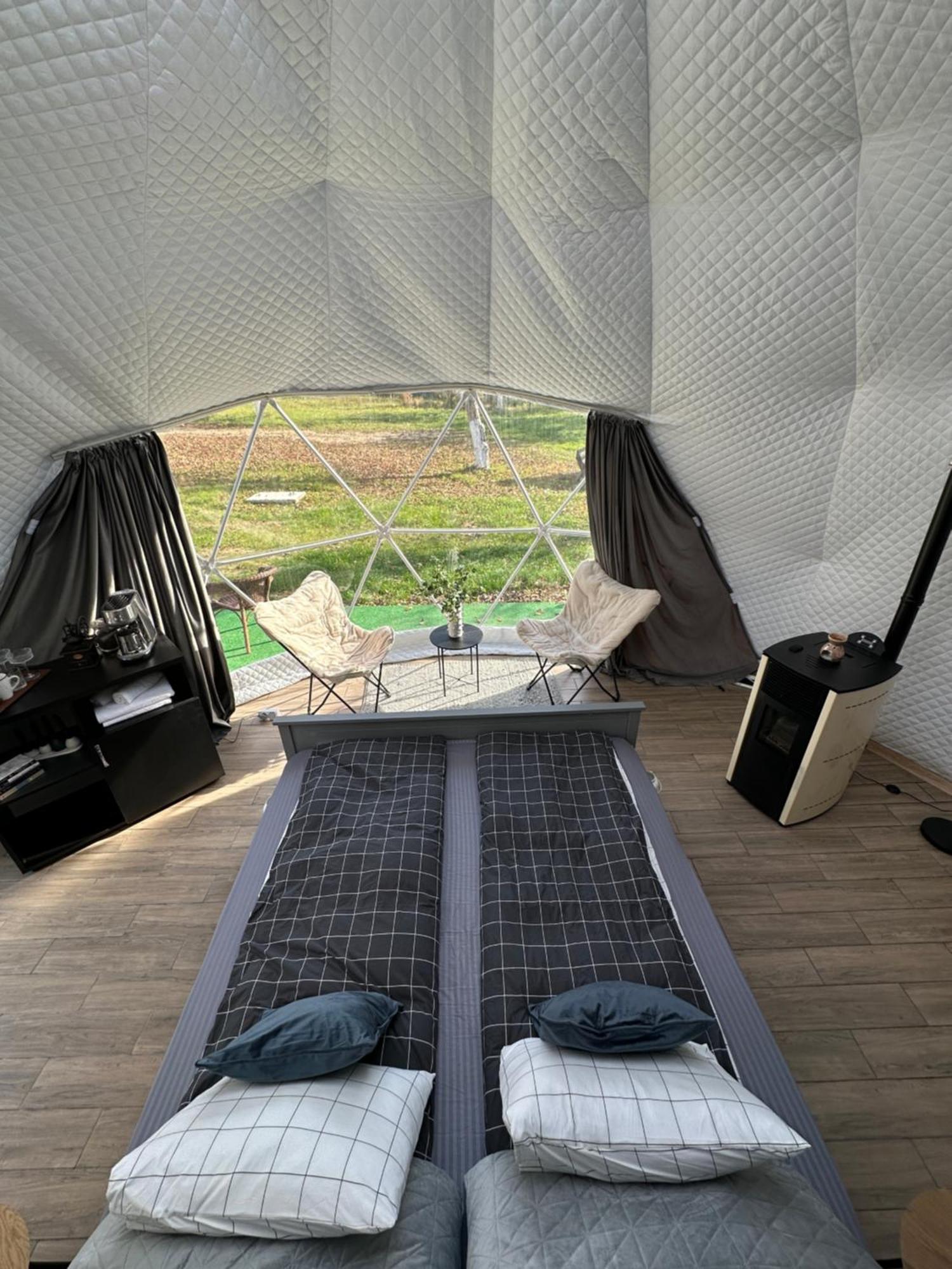 The Frog Glamping Hotel Horezu Eksteriør billede