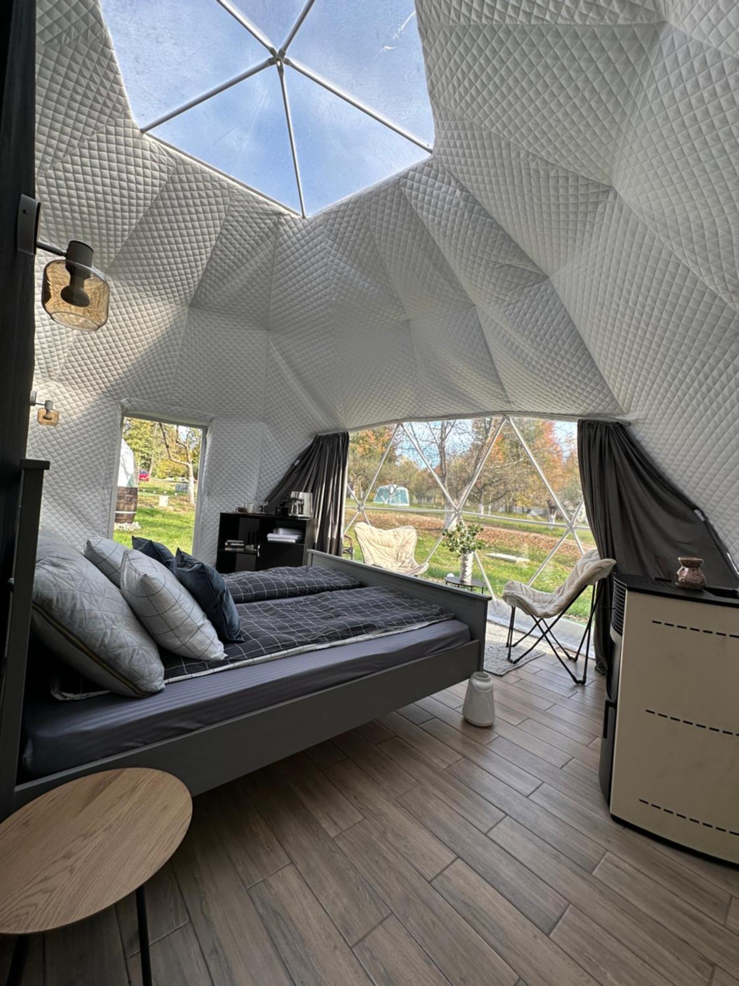 The Frog Glamping Hotel Horezu Eksteriør billede