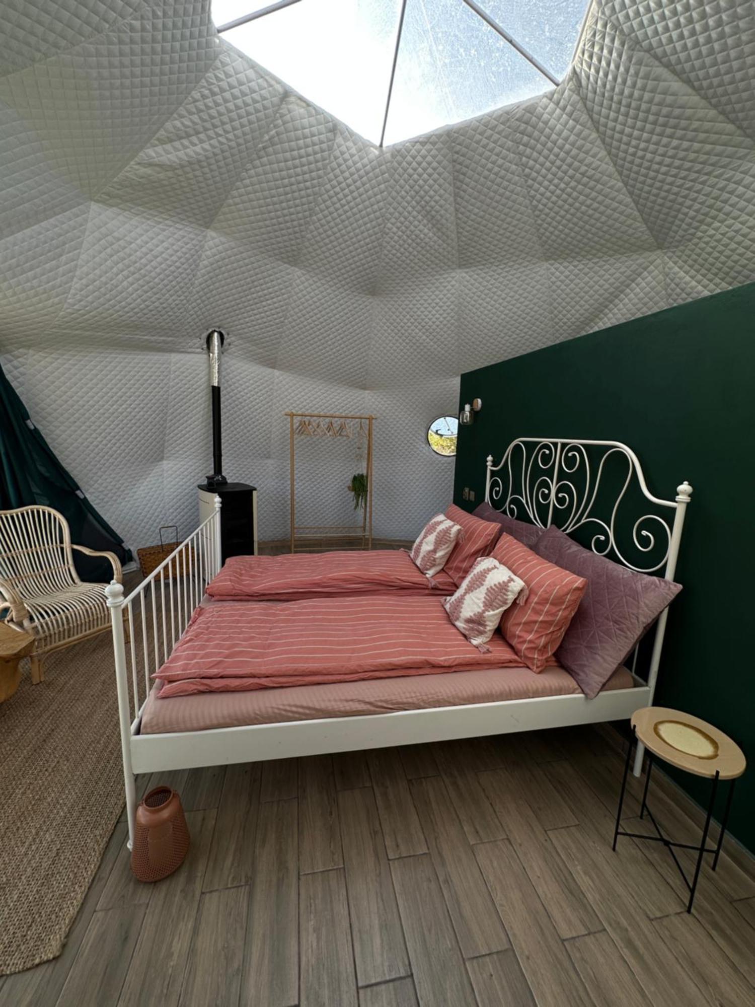 The Frog Glamping Hotel Horezu Eksteriør billede