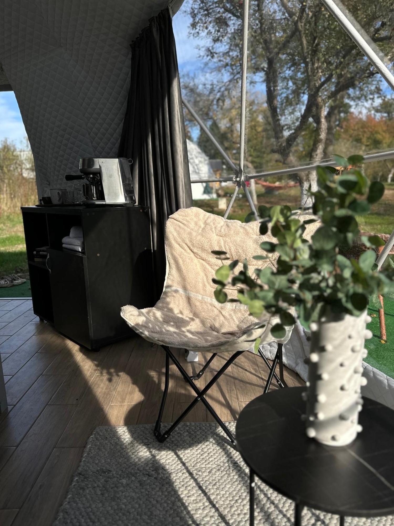 The Frog Glamping Hotel Horezu Eksteriør billede