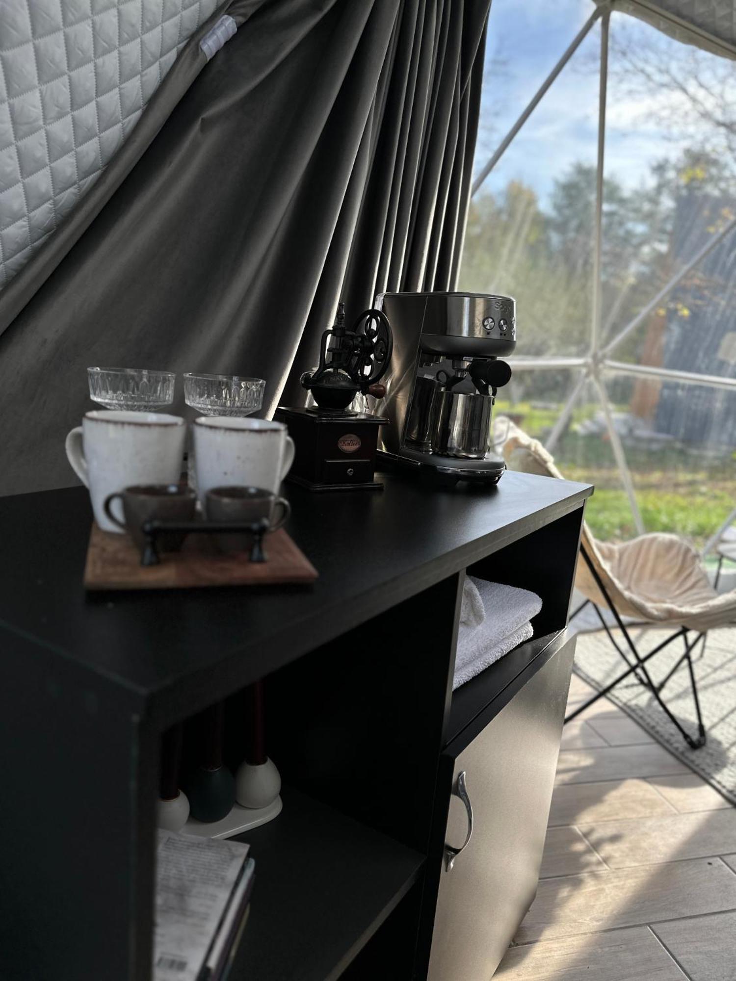 The Frog Glamping Hotel Horezu Eksteriør billede