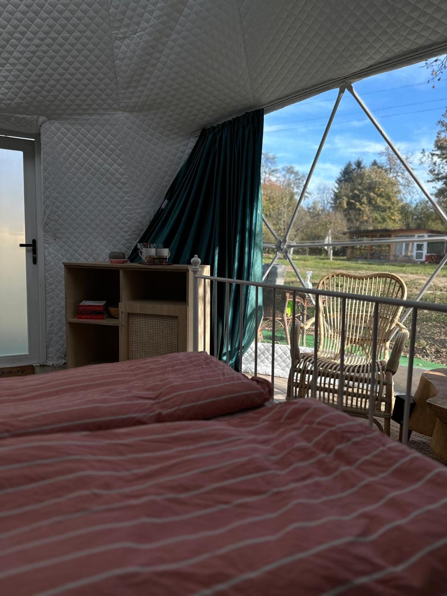 The Frog Glamping Hotel Horezu Eksteriør billede
