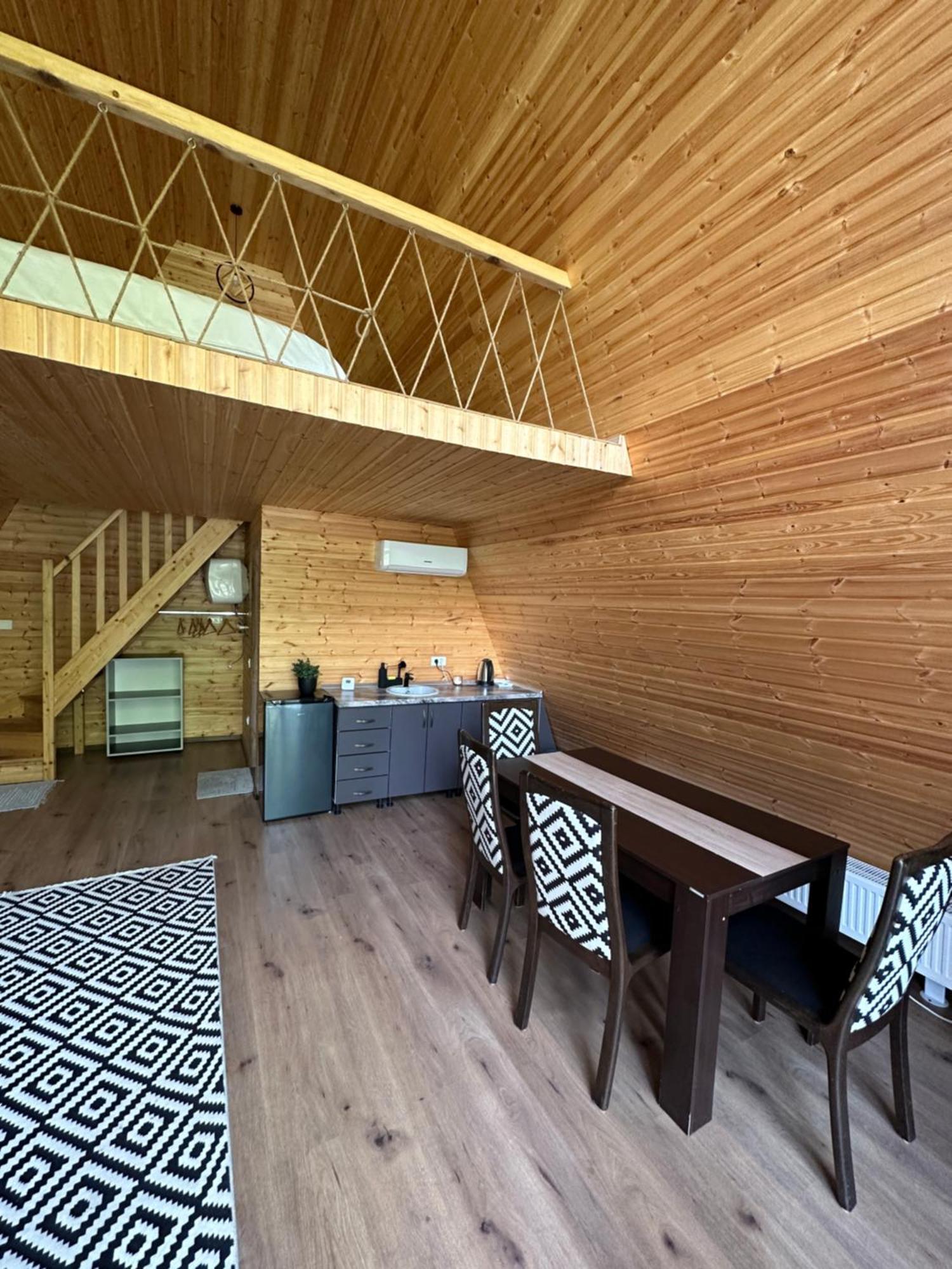 The Frog Glamping Hotel Horezu Eksteriør billede