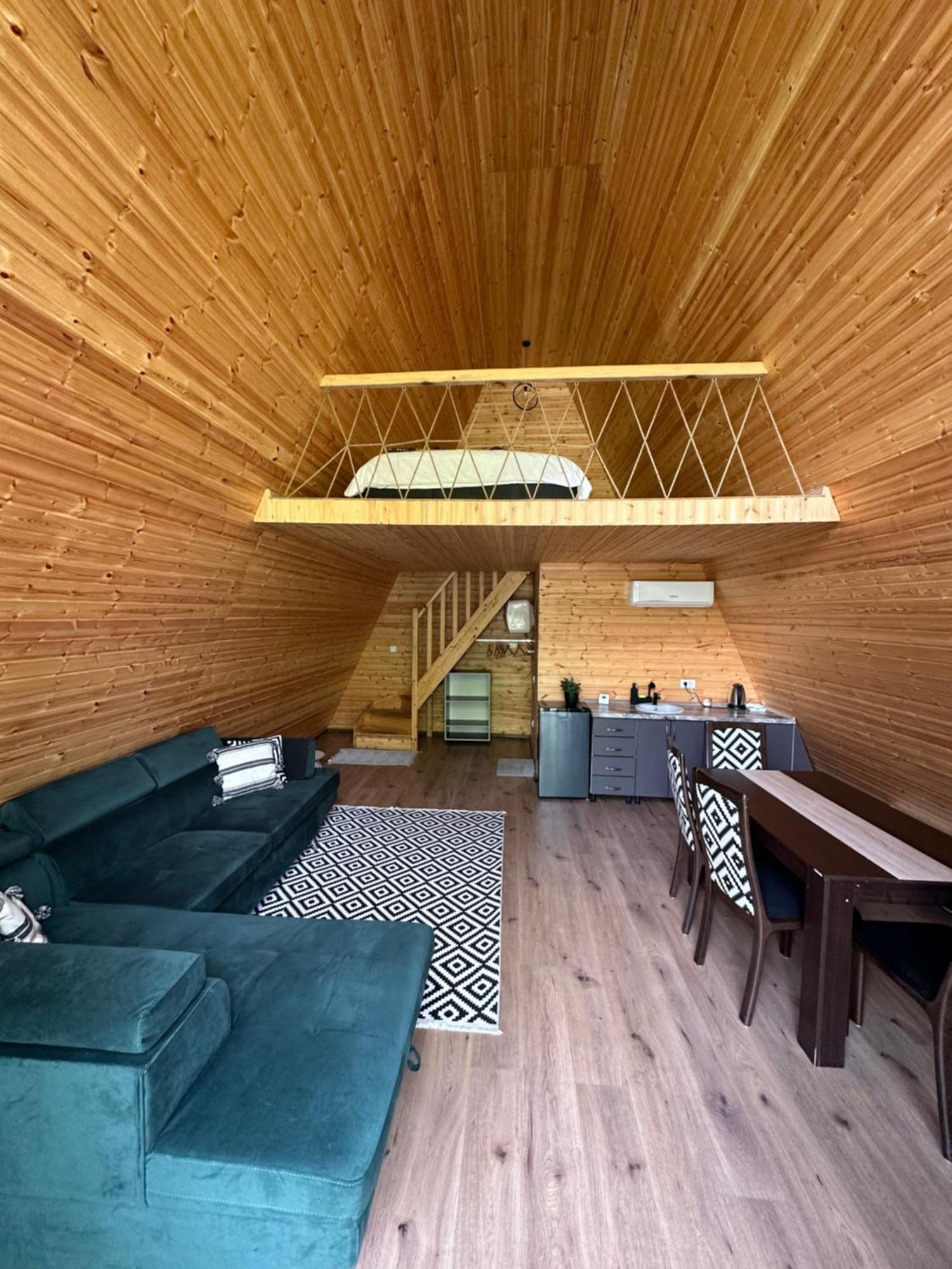 The Frog Glamping Hotel Horezu Eksteriør billede