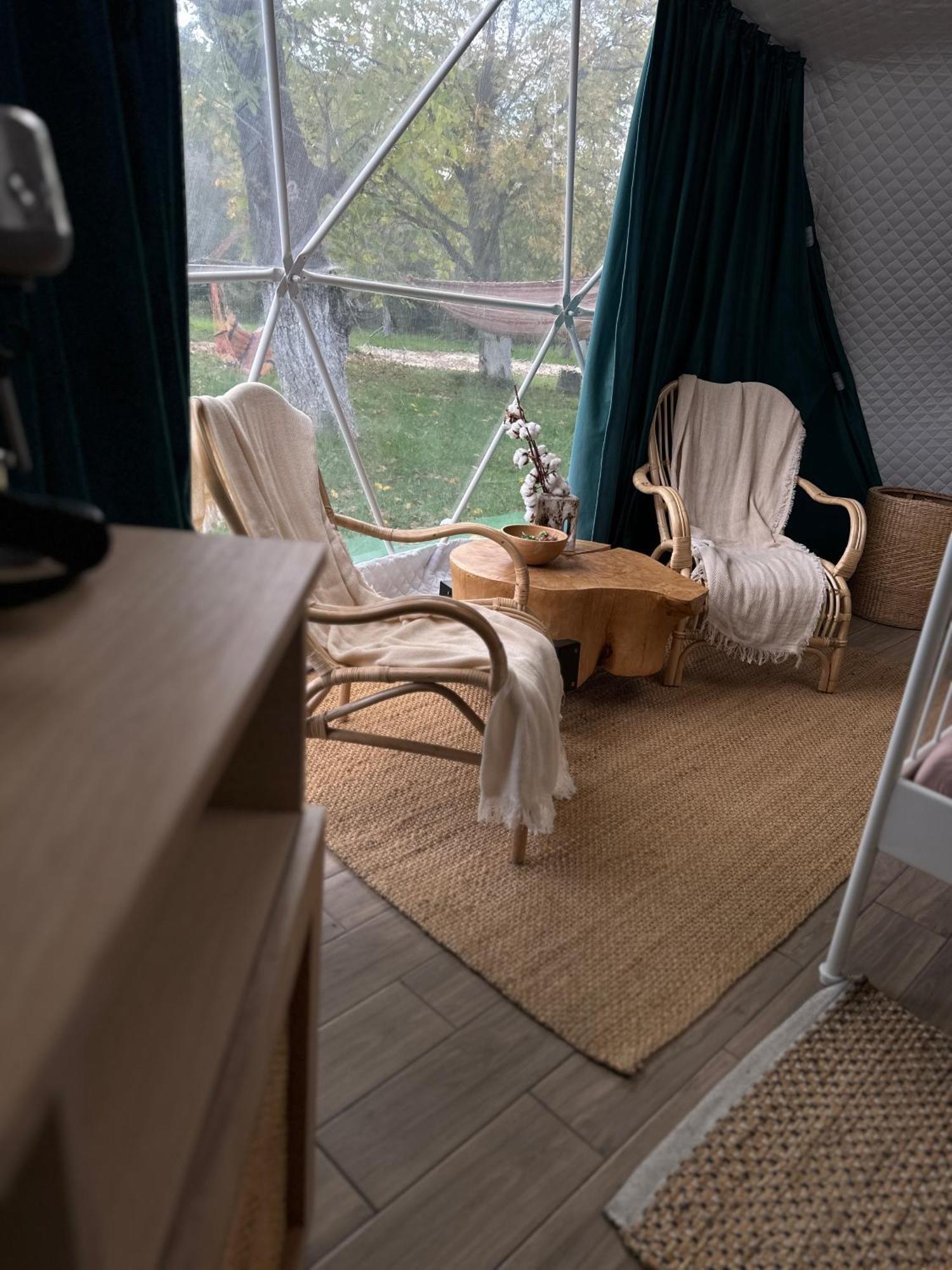 The Frog Glamping Hotel Horezu Eksteriør billede