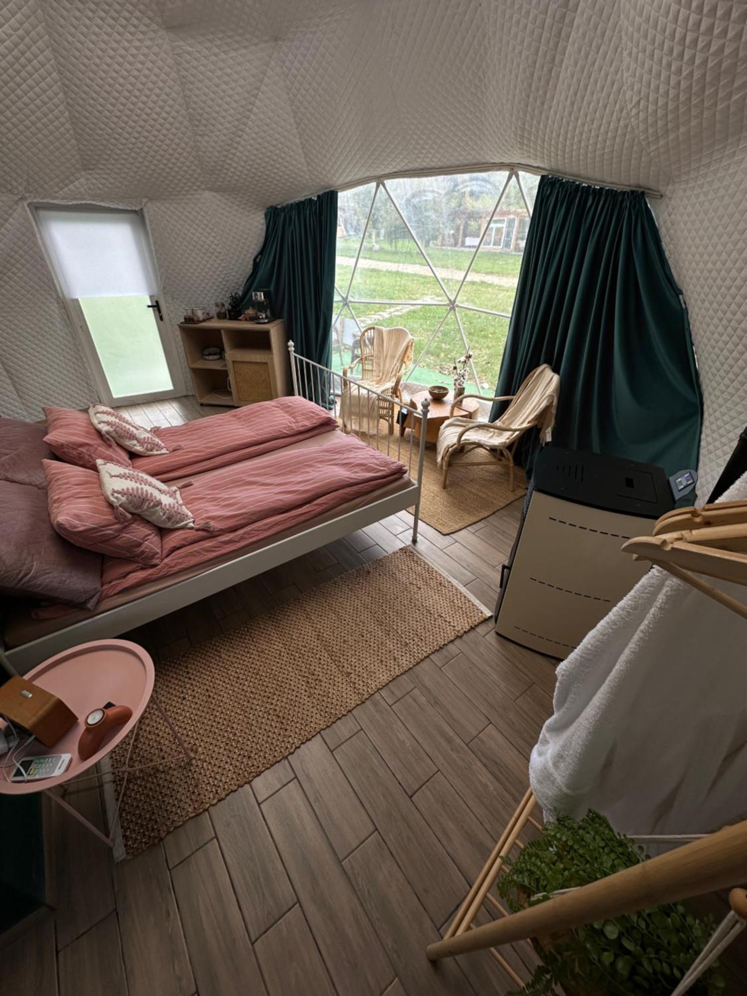 The Frog Glamping Hotel Horezu Eksteriør billede