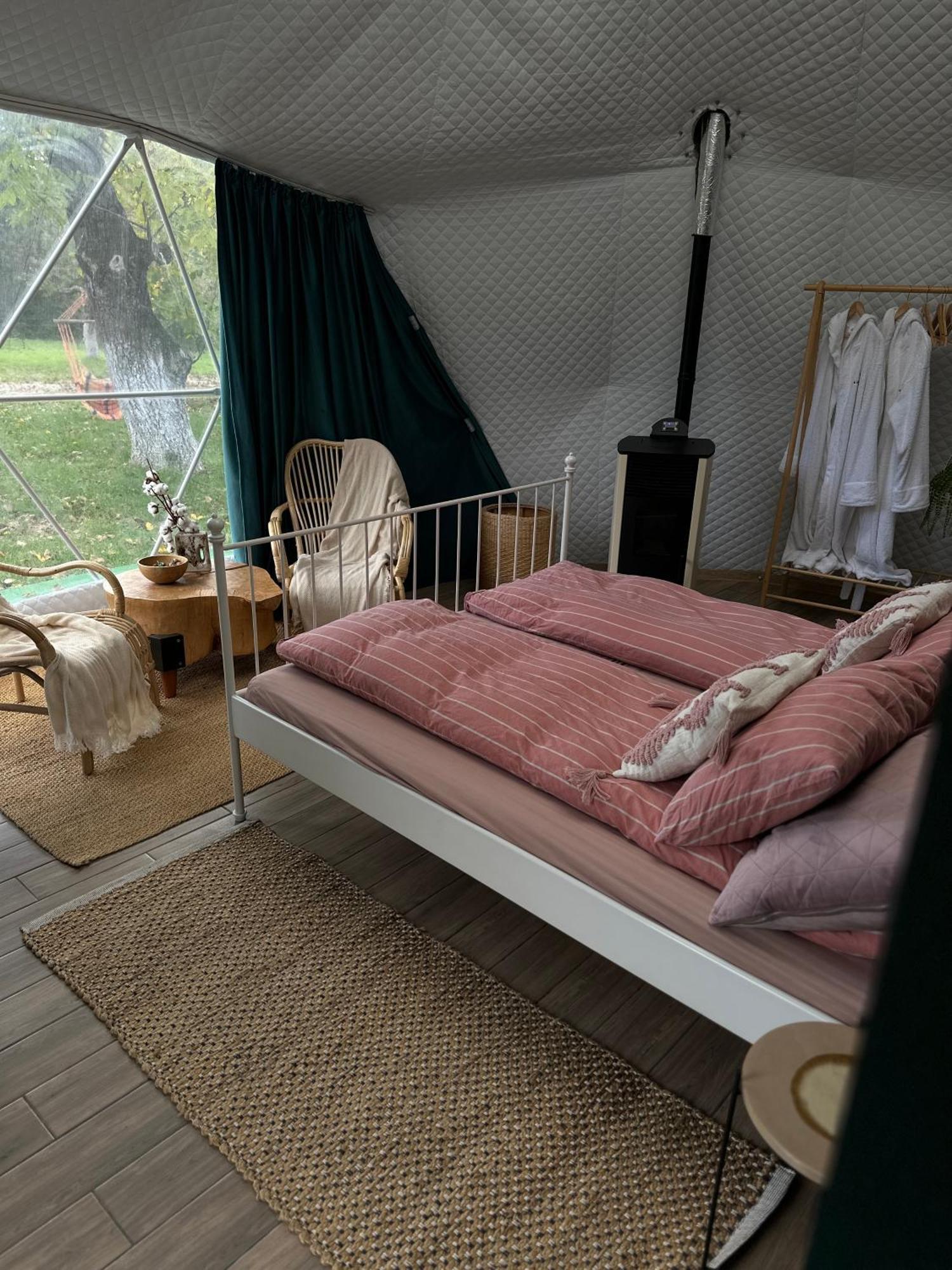 The Frog Glamping Hotel Horezu Eksteriør billede