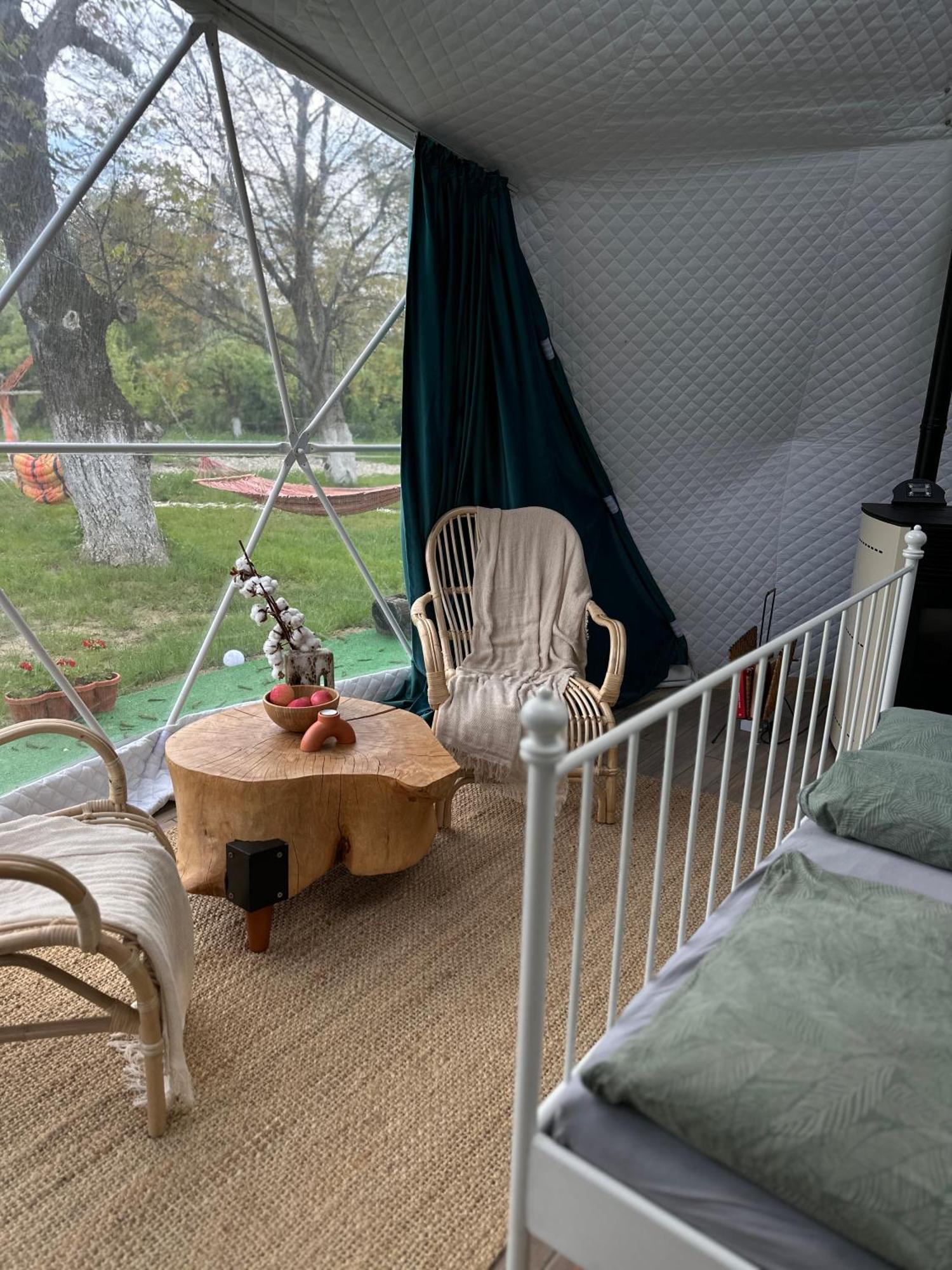 The Frog Glamping Hotel Horezu Eksteriør billede