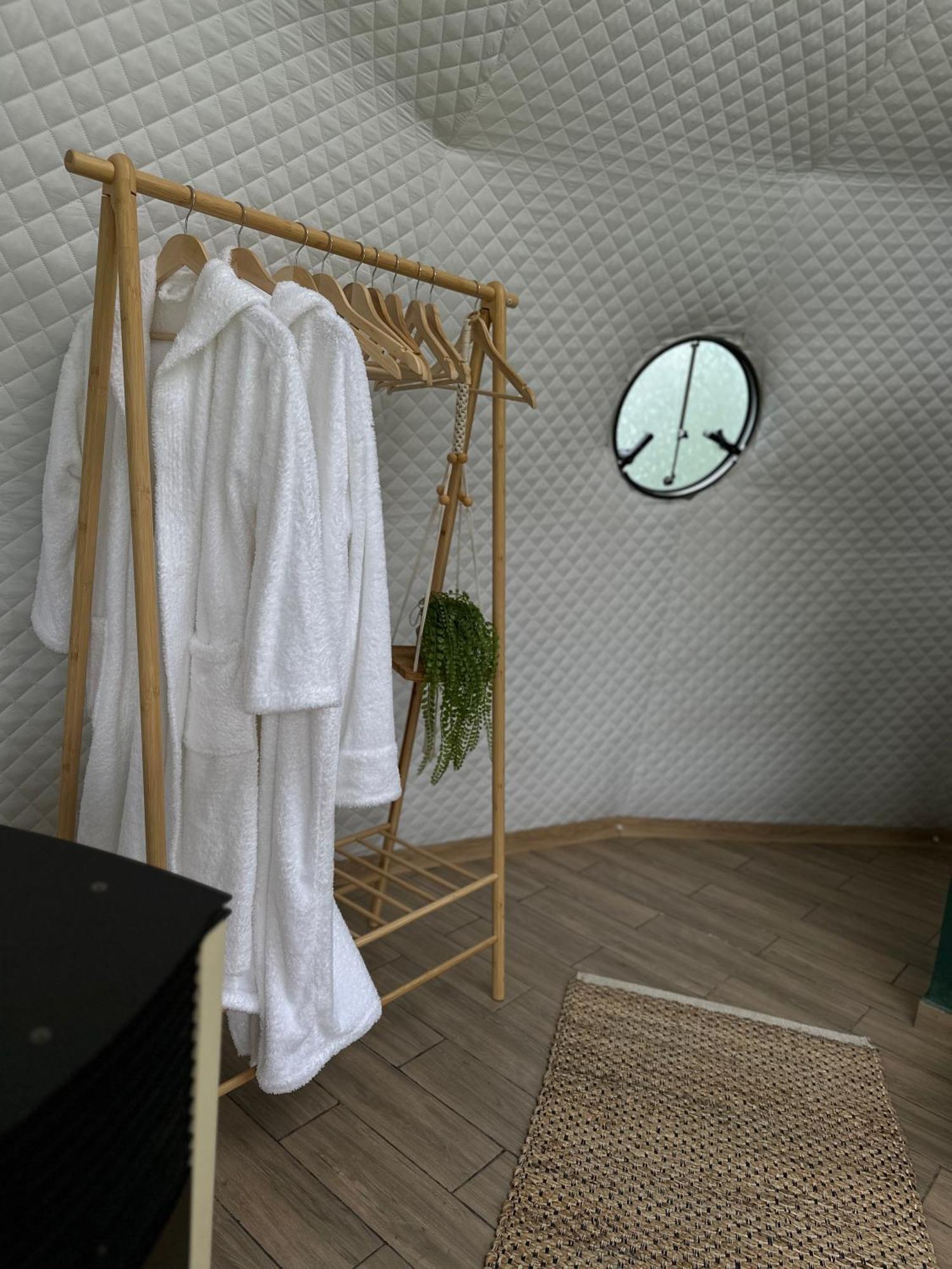 The Frog Glamping Hotel Horezu Eksteriør billede