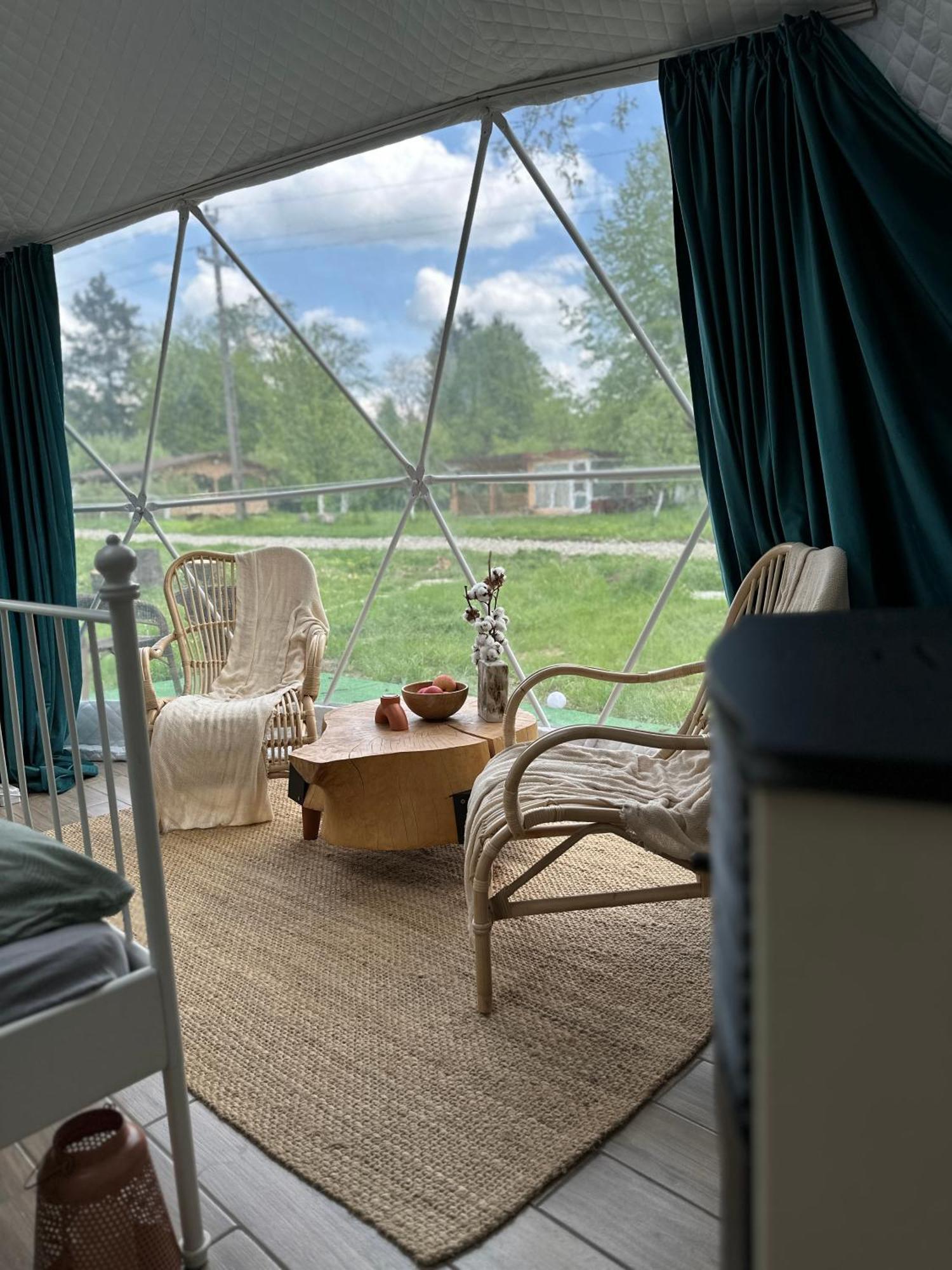 The Frog Glamping Hotel Horezu Eksteriør billede