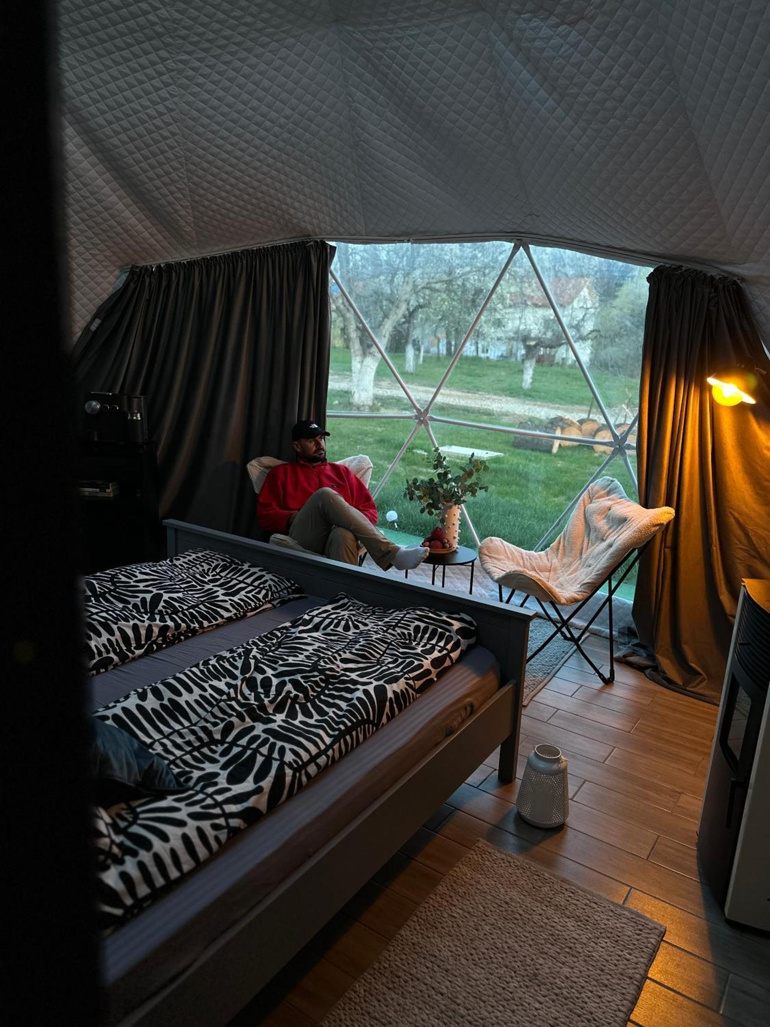 The Frog Glamping Hotel Horezu Eksteriør billede