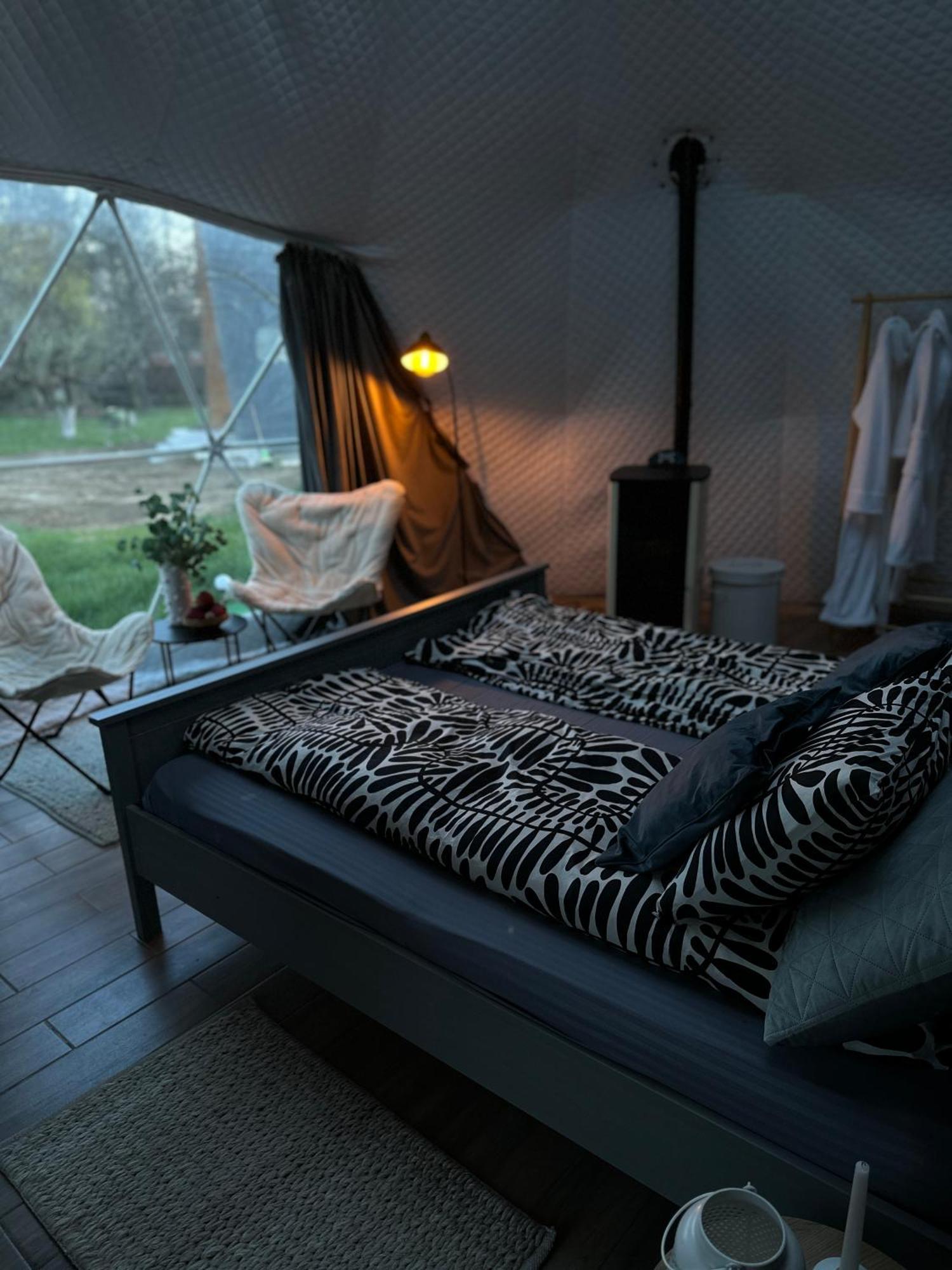 The Frog Glamping Hotel Horezu Eksteriør billede